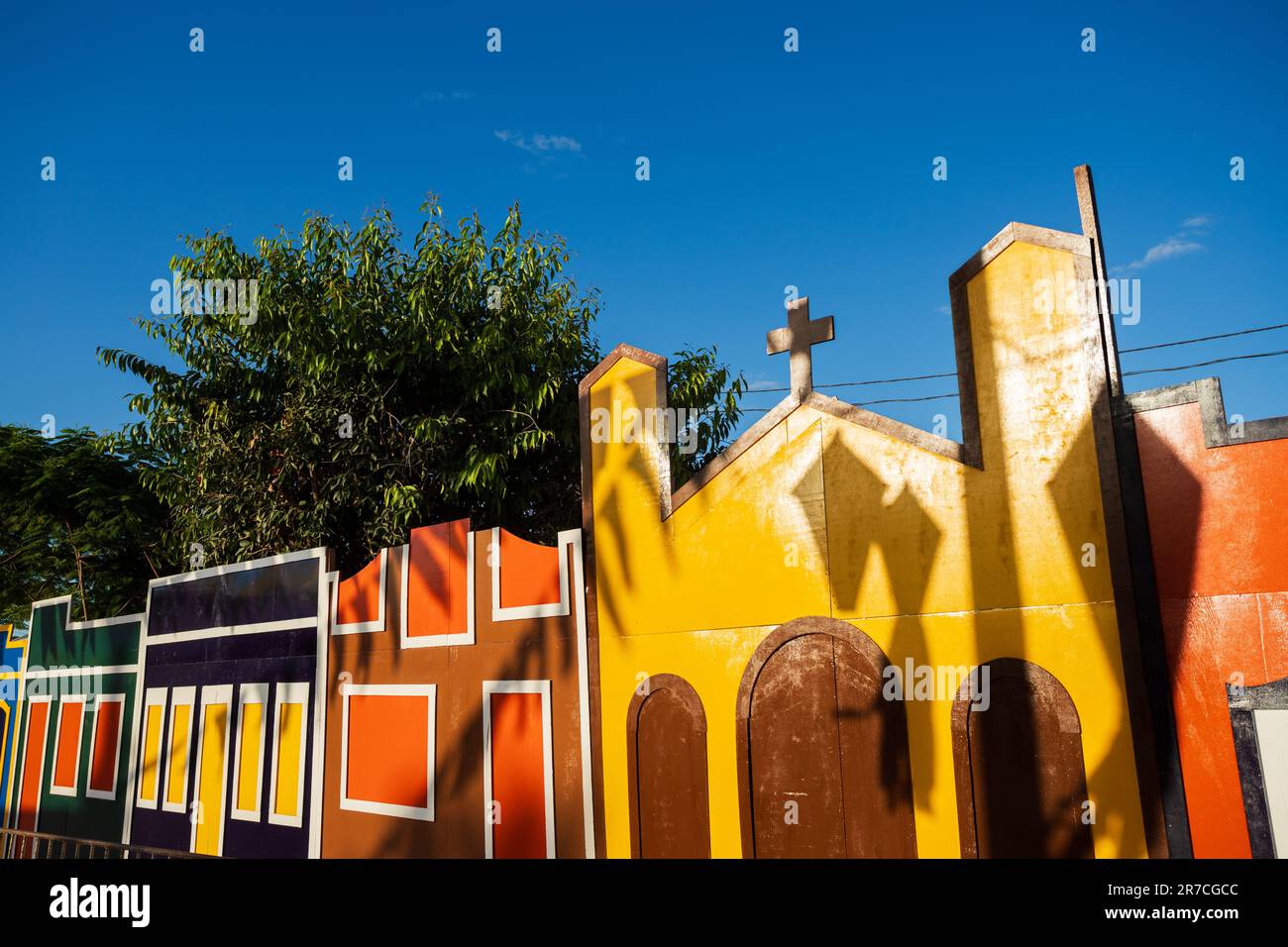 Facciate colorate di festa junina (festa di giugno o festa di san Giovanni) nel nord-est del brasile Foto Stock