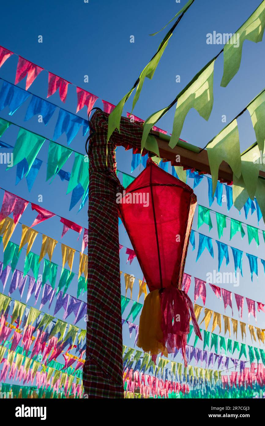 palloncino rosso festa junina con bandiere colorate e cielo limpido Foto Stock