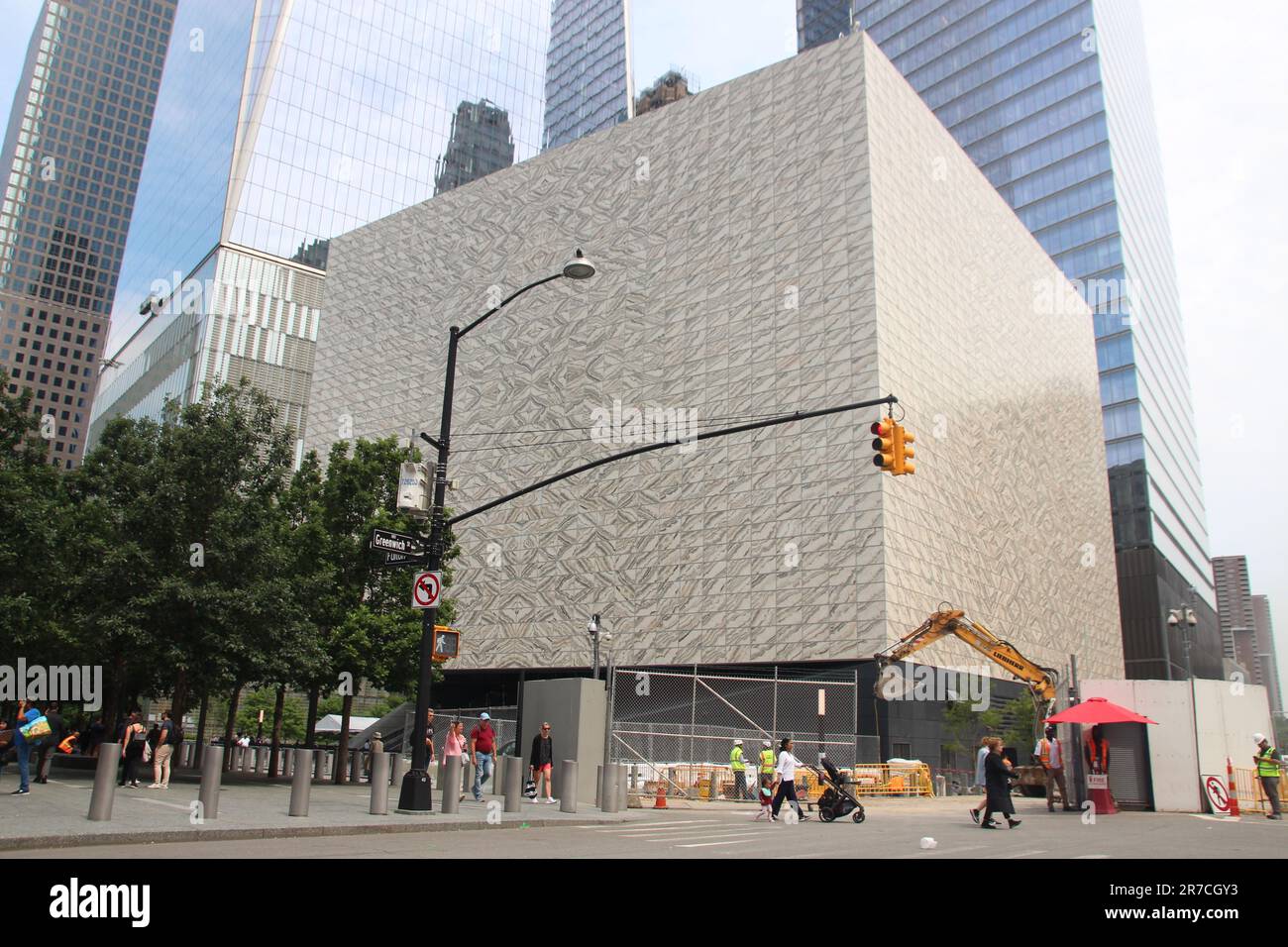 New York, Stati Uniti. 14th giugno, 2023. Sono ancora in corso lavori per l'edificio del Perelman Performing Arts Center di New York. Dopo ripetuti ritardi, l'apertura della sala culturale del World Trade Center di New York è prevista per settembre. Con una serie di concerti di cinque giorni, il Perelman Perelman Performing Arts Center (PAC) a forma di cubo aprirà le sue porte ai visitatori il 19 settembre, gli operatori hanno annunciato mercoledì. Credit: Ninhu/dpa/Ninhu Live News Foto Stock