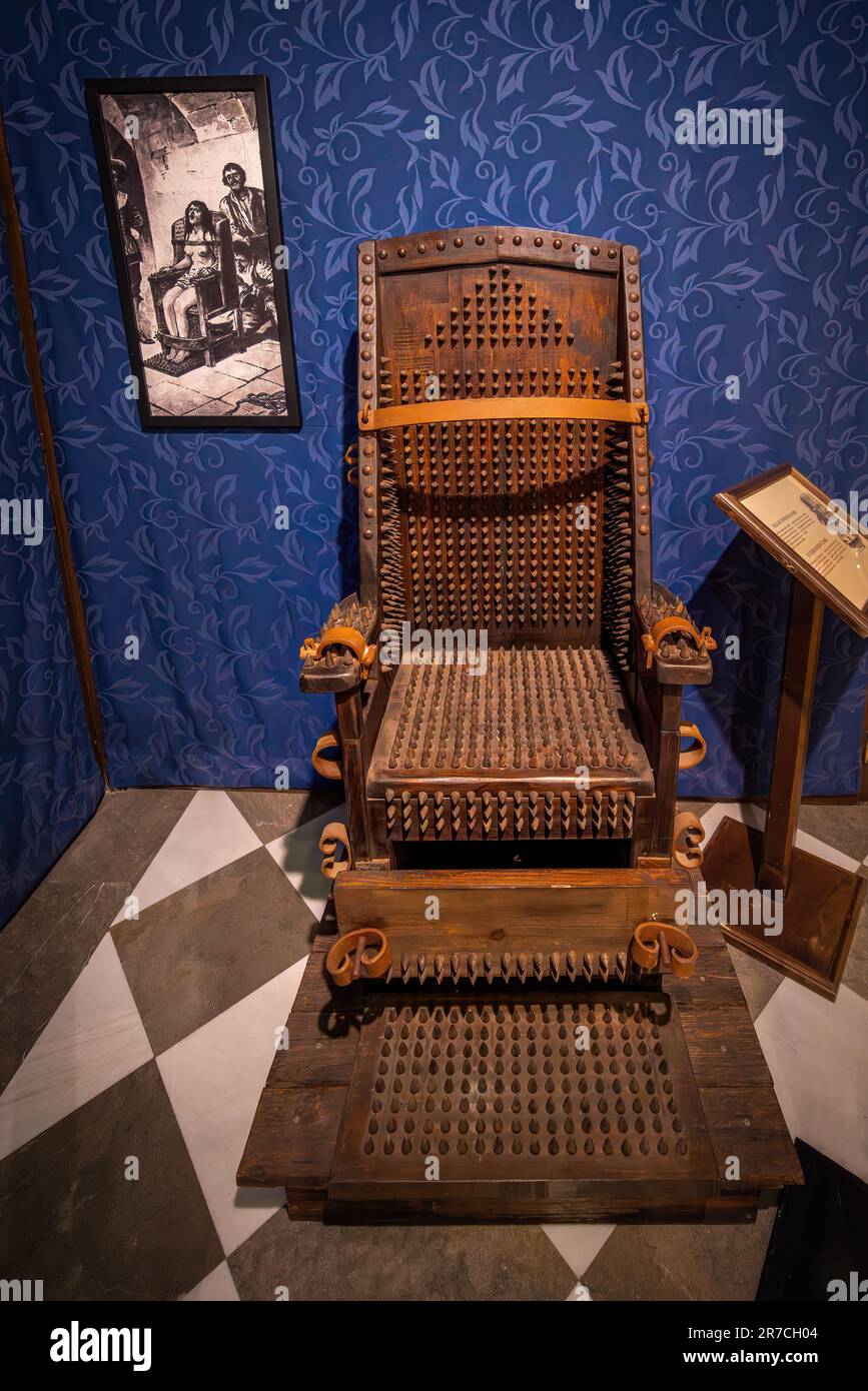 Sedia di interrogazione (o sedia di ferro) - strumento di tortura al Museo dell'Inquisizione nel Palazzo del Forgotten - Granada, Spagna Foto Stock