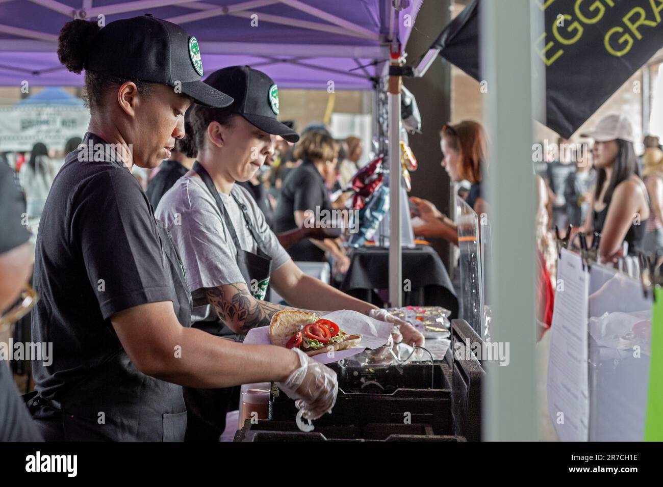 Detroit, Michigan - VegFest ha attirato migliaia di persone al mercato orientale per dimostrazioni di cucina e cibi vegetariani. L'evento è stato sponsorizzato da VegMichi Foto Stock