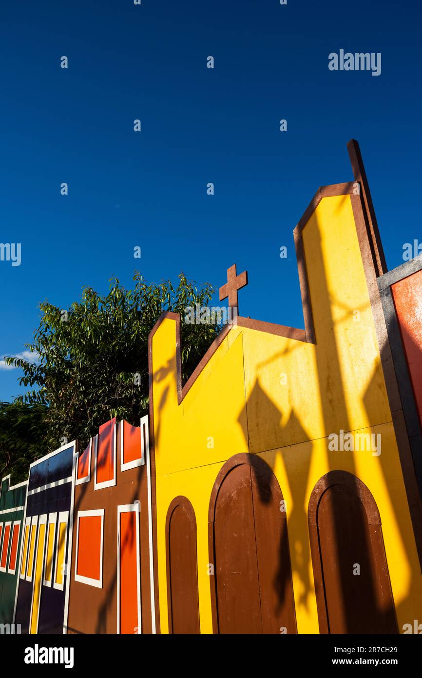 Facciate colorate di festa junina (festa di giugno o festa di san Giovanni) nel nord-est del brasile Foto Stock