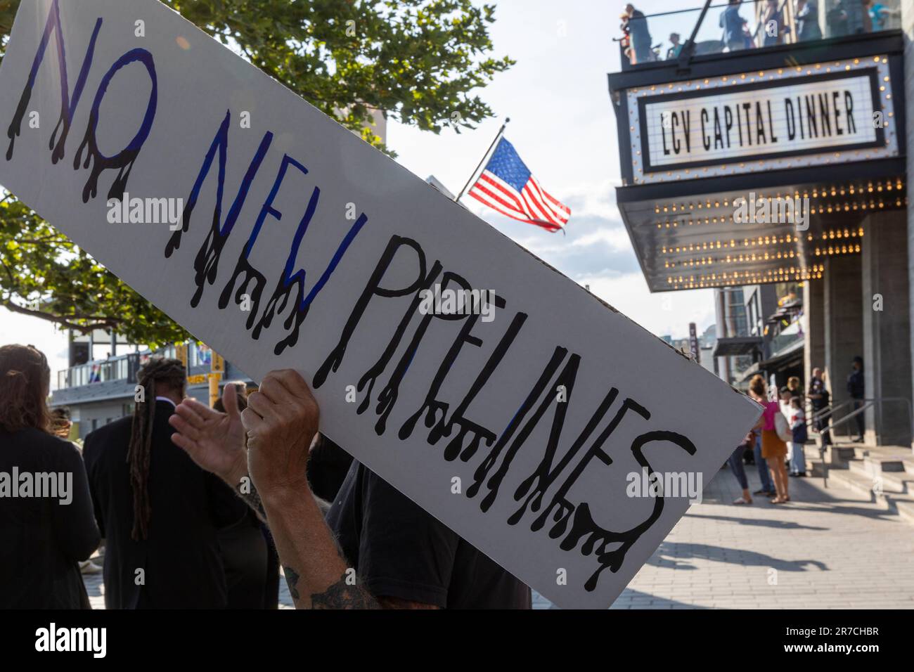 Washington, USA, 14, giugno, 2023. I membri del presidente di protesta di Defiance di clima Joe Biden fuori della sede in cui è previsto parlare alla lega degli elettori di conservazione Fundraiser, mercoledì 14 giugno 2023 a Washington. Il presidente Biden ha recentemente firmato in legge il gasdotto della Valle della montagna, che potrebbe trasportare 2.000.000.000 piedi cubici-per-giorno di gas fracked.Credit: Eric Kayne/Alamy Live News Foto Stock