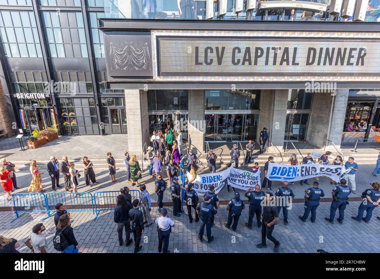 Washington, USA, 14, giugno, 2023. I membri del presidente di protesta di Defiance di clima Joe Biden fuori della sede in cui è previsto parlare alla lega degli elettori di conservazione Fundraiser, mercoledì 14 giugno 2023 a Washington. Il presidente Biden ha recentemente firmato in legge il gasdotto della Valle della montagna, che potrebbe trasportare 2.000.000.000 piedi cubici-per-giorno di gas fracked.Credit: Eric Kayne/Alamy Live News Foto Stock