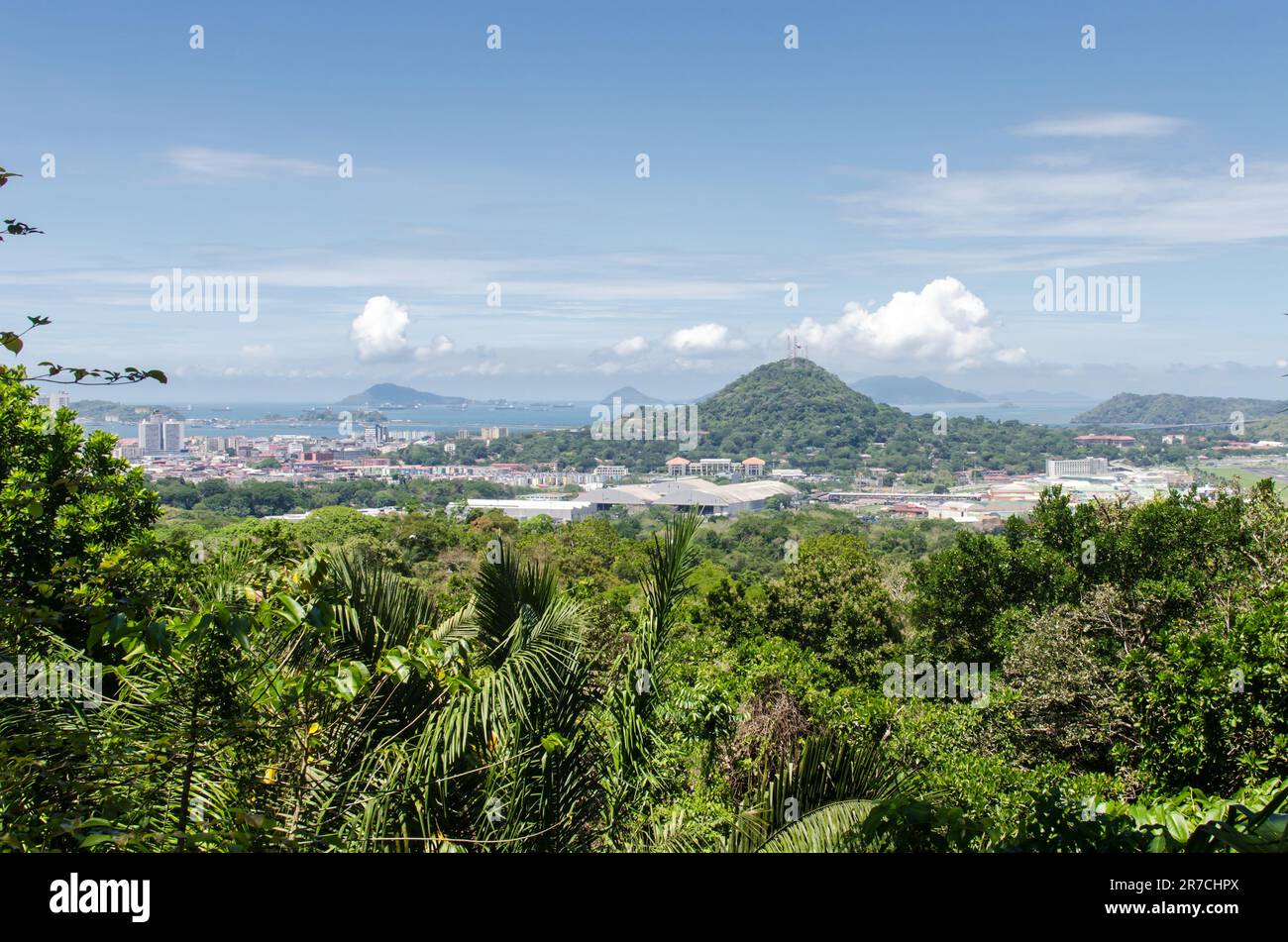 Panama City Skyline, questa è la parte più antica della città. La famosa collina di Ancon è vista all'orizzonte a destra. Potete anche vedere la zona di Albrook Foto Stock