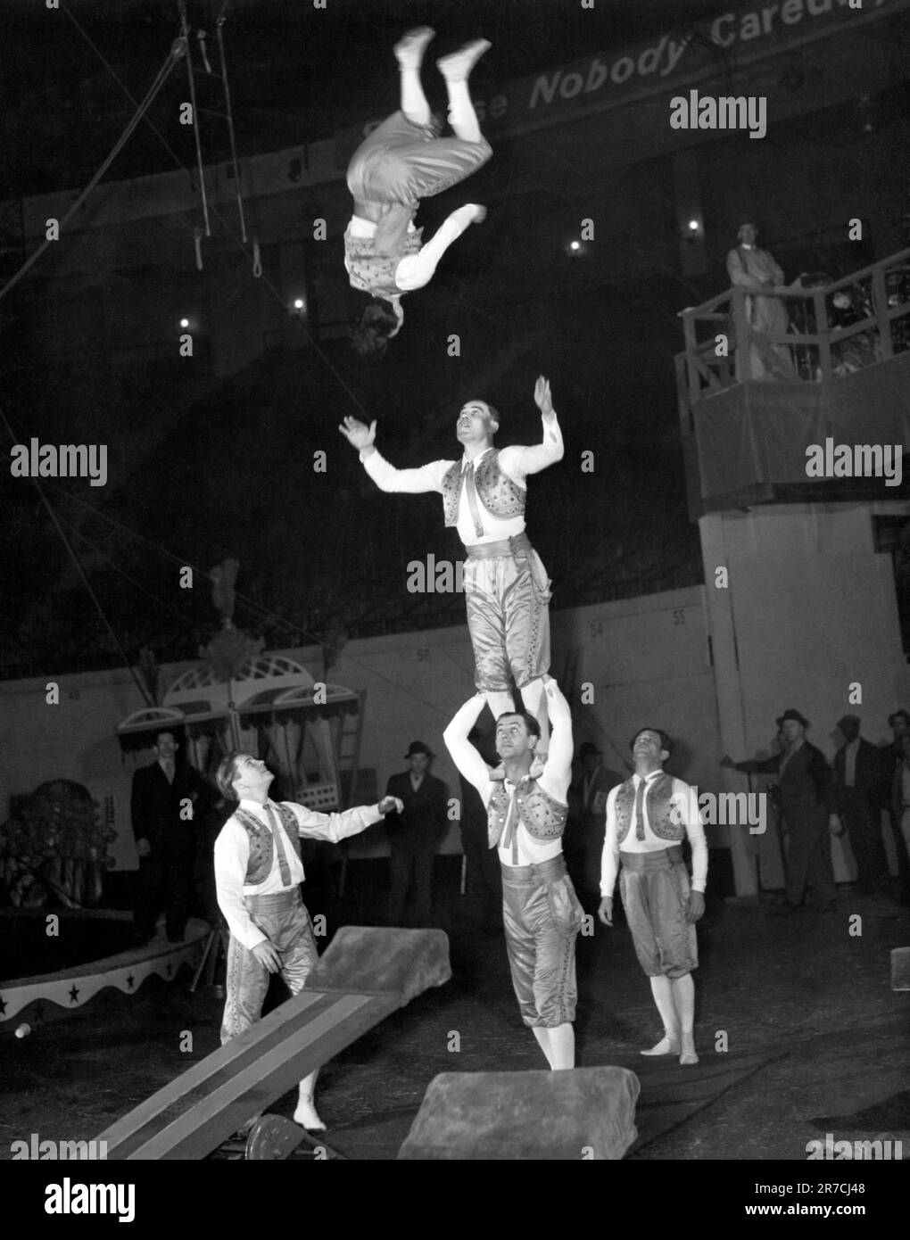 New York, New York: 5 aprile 1940 'The Picchians' atto acrobatico del Ringling Brothers e Barnum & Bailey Circus prova per la notte di apertura della stagione al Madison Square Garden. Foto Stock