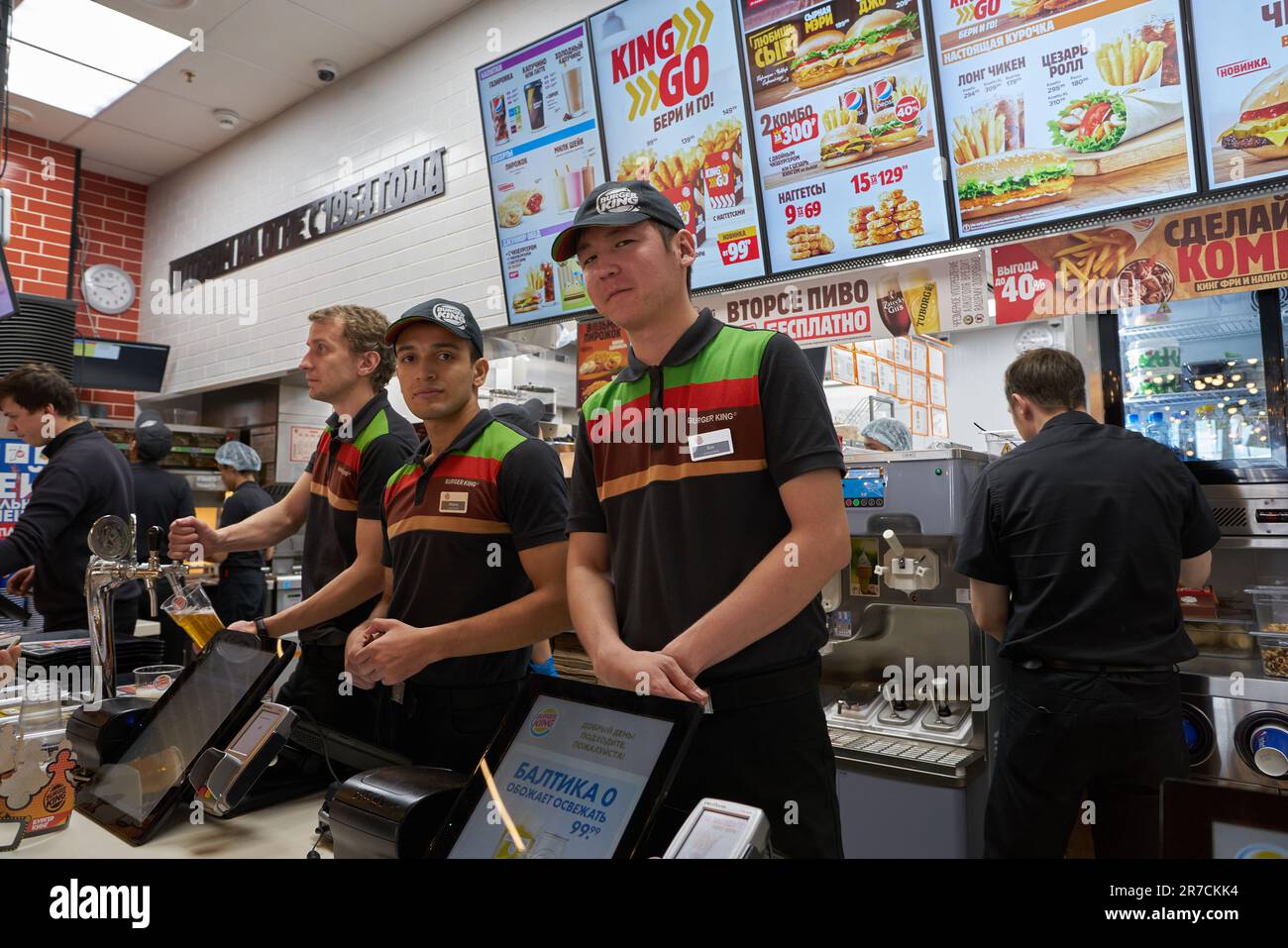 MOSCA, RUSSIA - CIRCA SETTEMBRE 2019: Personale in posa in Burger King al centro commerciale Salaris. Burger King è una catena multinazionale americana Foto Stock