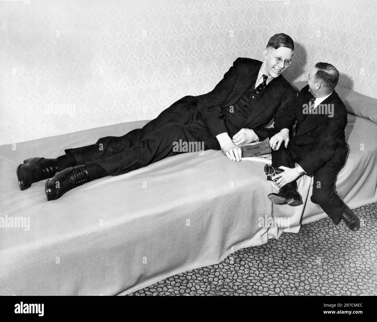 Omaha, Nebraska: 1 aprile 1937. Robert Wadlow di diciannove anni di Alton, Illinois, che chiacchiera con un amico dopo essere comparso in un evento di carità. Al tempo era alto otto metri, sette centimetri. Foto Stock
