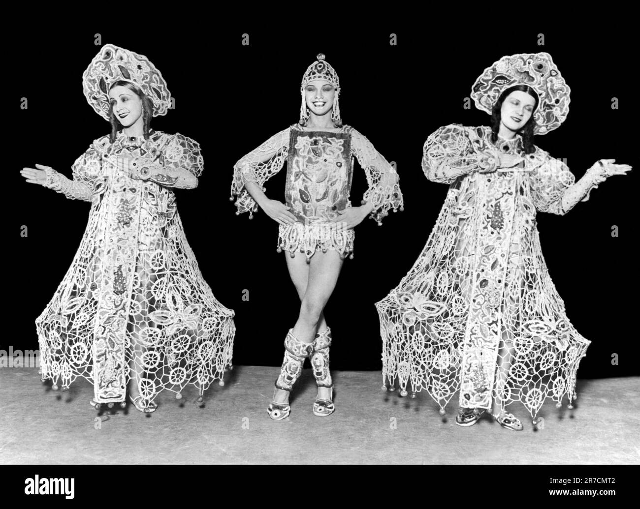 Berlino, Germania: 1927. Tre membri del balletto russo Claudia mentre si esibiscono a Berlino. Foto Stock