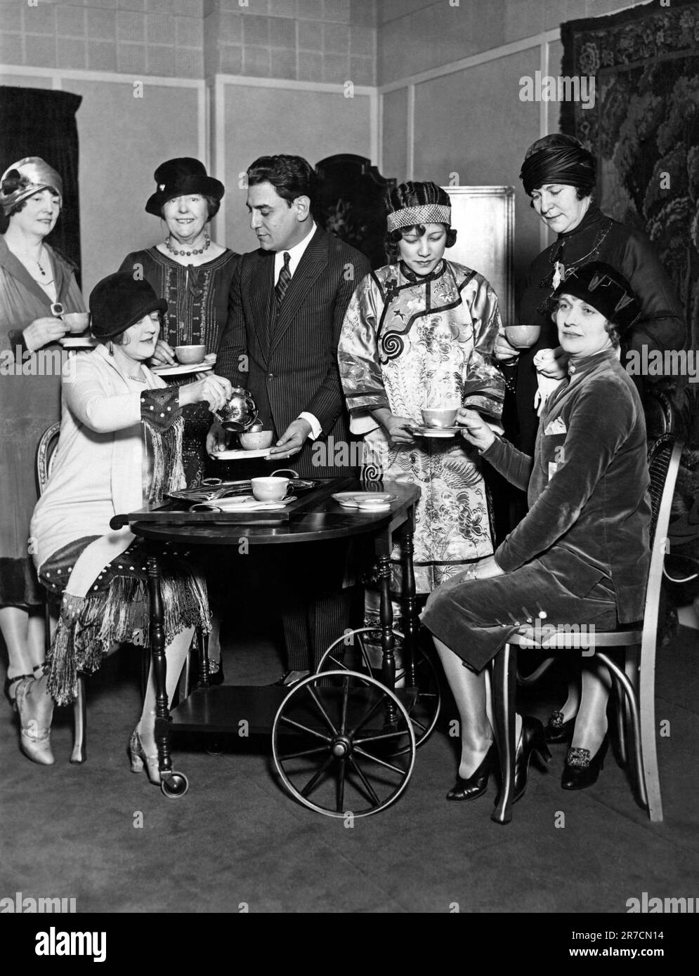 Chicago, Illinois, 13 gennaio 1926 i membri della società "Gold Coast" di Chicago, insieme alla star dell'opera Tito Schipa, approfittano del fatto che la Tea Matinee è stata presentata al mezzanino del Balaban e del Katz Up-Town Theatre durante le intermissioni. Foto Stock