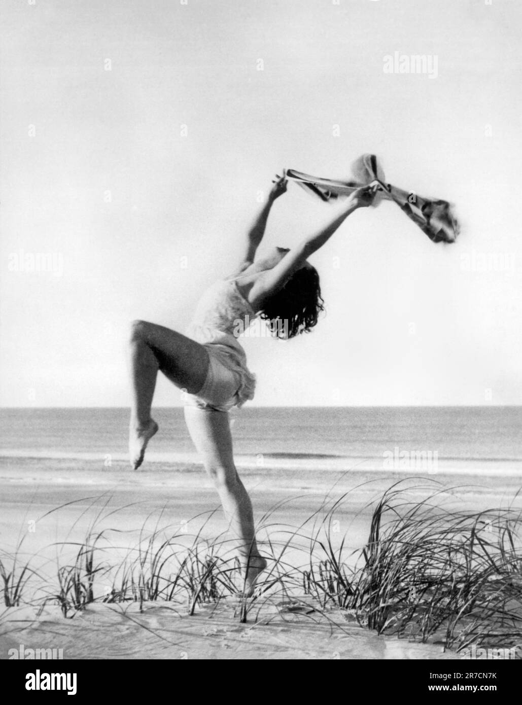 Stati Uniti: c. 1925. Una danza aggraziata lungo la riva da parte di una sola donna. Foto Stock