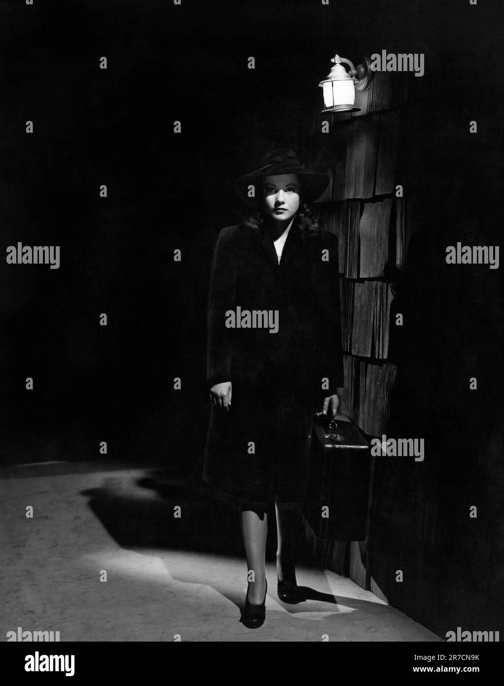 Hollywood, California, 1944 attrice Anne Baxter uscire dal buio nel film thriller, “Guest in the House”. Foto Stock