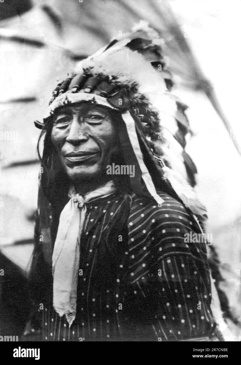 South Dakota: 1898 Un ritratto di Iron Tail, Oglala Sioux Chief, che era uno dei tre capi nativi americani utilizzati per creare il profilo composito sul nichel Buffalo. L'immagine è stata stampata dalla lastra di vetro originale prodotta nel 1910. La coda di ferro morì nel 1916. Foto Stock