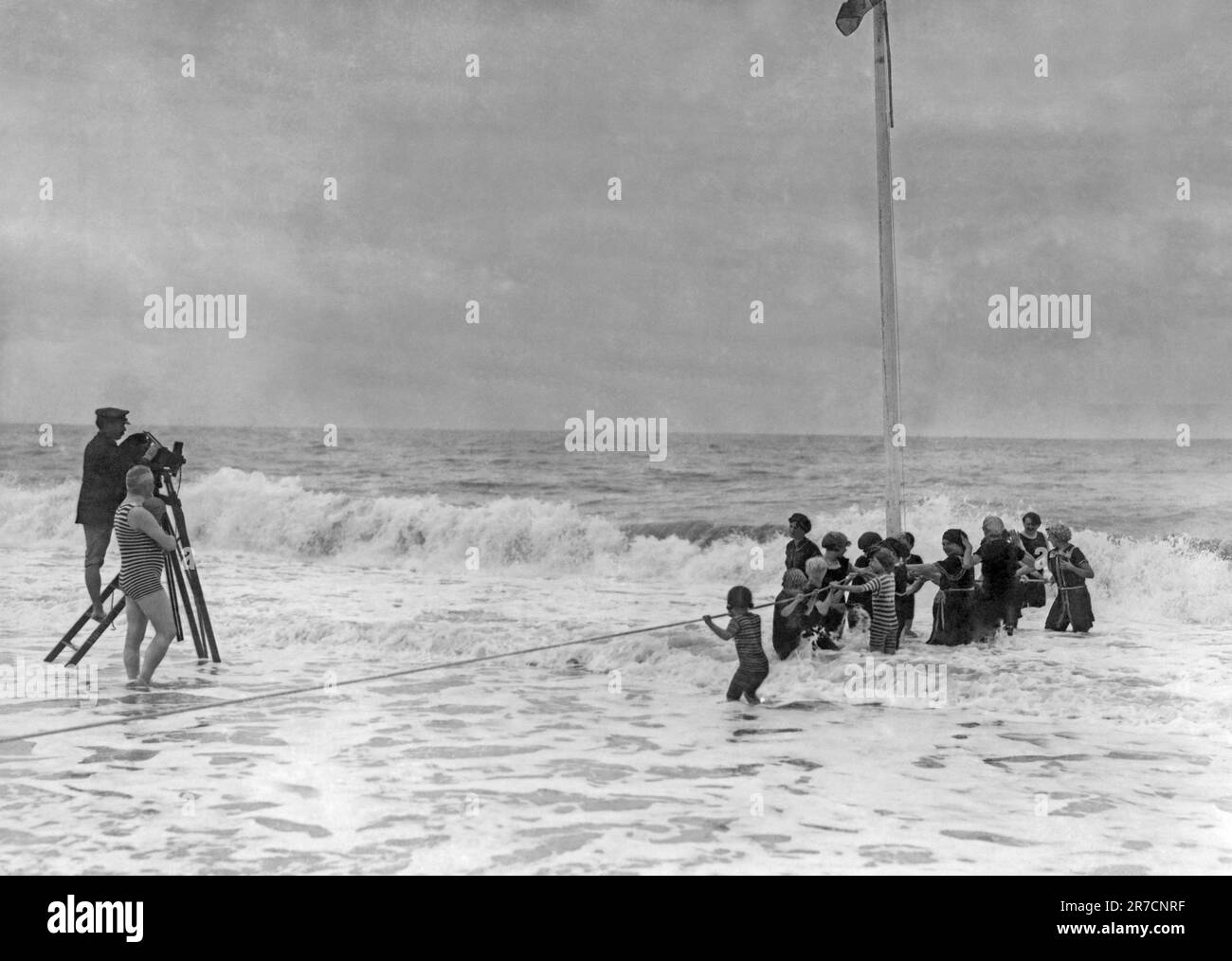 Francia: c. 1922 Una troupe cinematografica che filma nel surf. Foto Stock