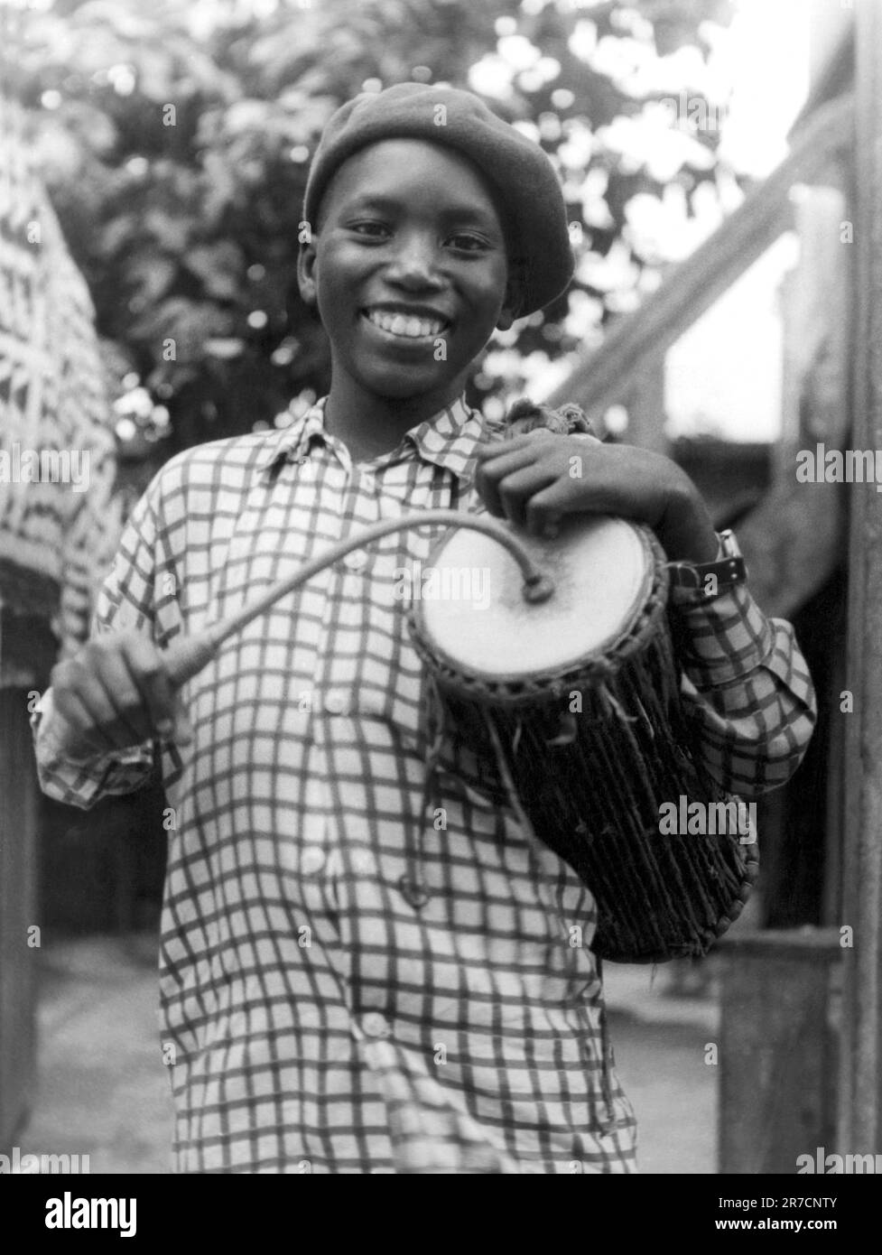 Africa occidentale: 1940. Un giovane batterista Yoruba Foto Stock