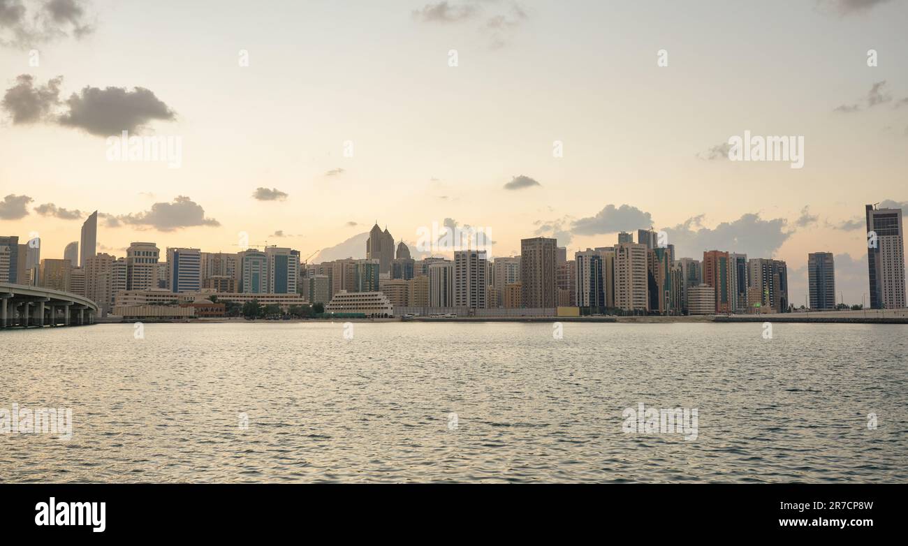ABU DHABI, Emirati Arabi Uniti - CIRCA GENNAIO 2020: Paesaggio urbano di Abu Dhabi. Foto Stock