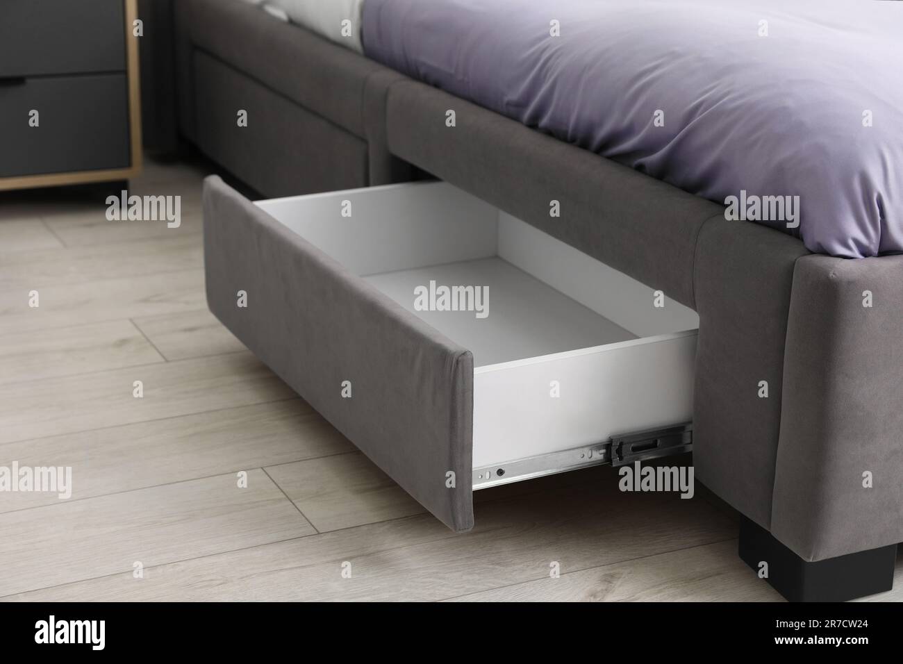 Cassetto ripostiglio per la biancheria da letto sotto il letto moderno in  camera Foto stock - Alamy