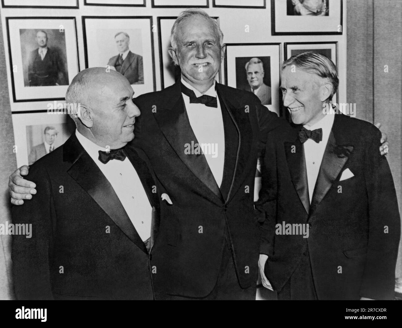 Stati Uniti: 14 febbraio 1936 tre dei partecipanti di spicco al Comitato delle cento riunioni. L-R: 5 & 10 MAGNATE S.S. Kresse di Detroit, lo statista Roger W. Babson di Babson Park, Massachusetts, e il produttore di pneumatici Harvey Firestone di Dayton Ohio. Foto Stock