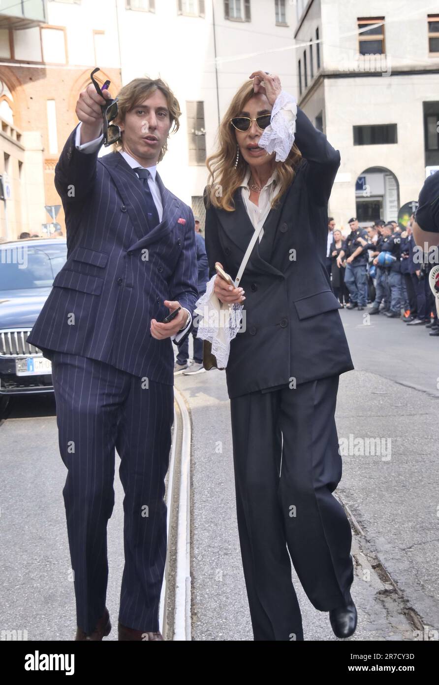 Milano, . 14th giugno, 2023. Leonardo Bongiorno e Daniela Zuccoli per le strade di Milano dopo i funerali di Silvio Berlusconi Credit: Independent Photo Agency/Alamy Live News Foto Stock