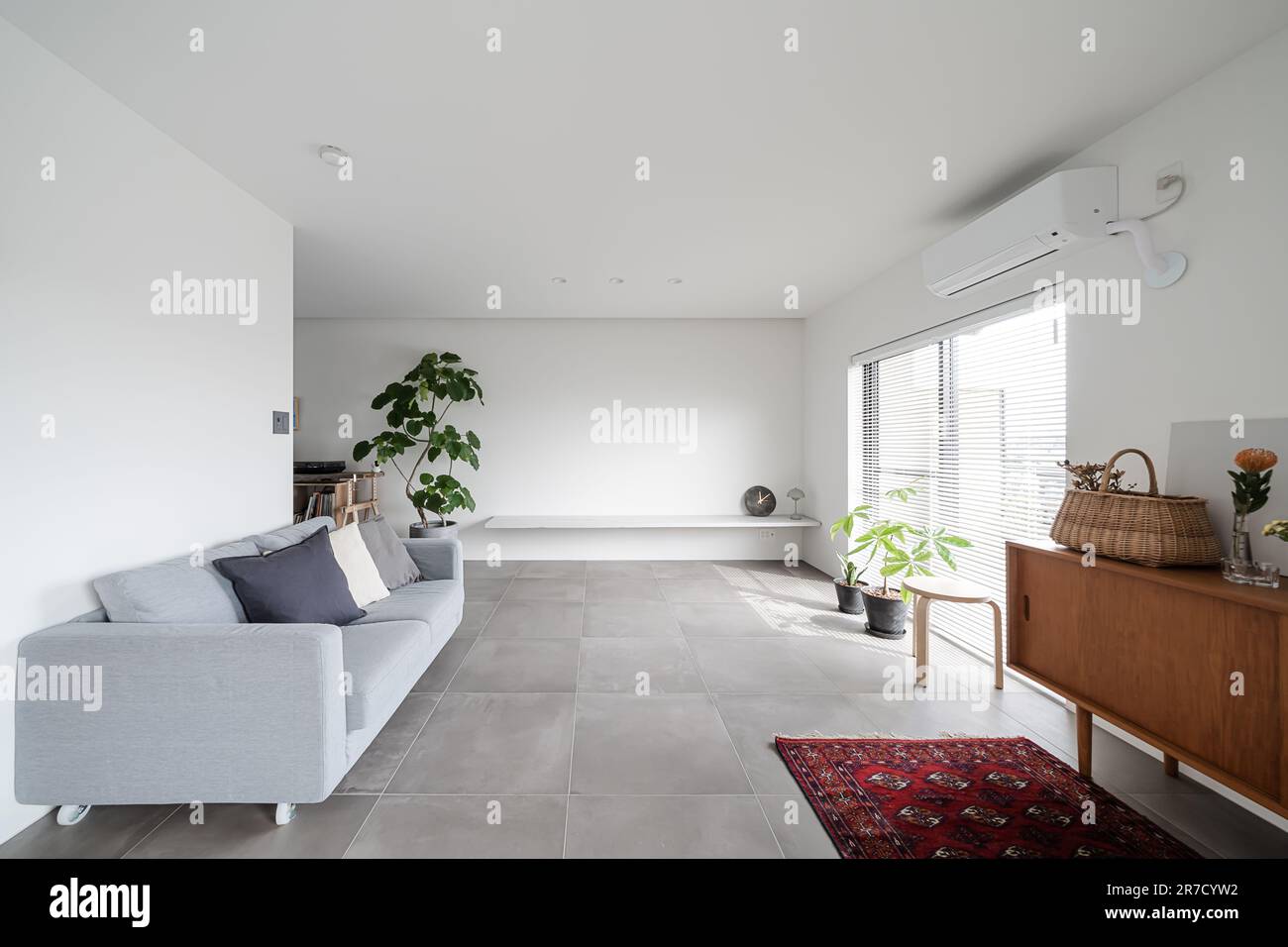 Soggiorno in stile semplice e moderno con tonalità bianche Foto Stock