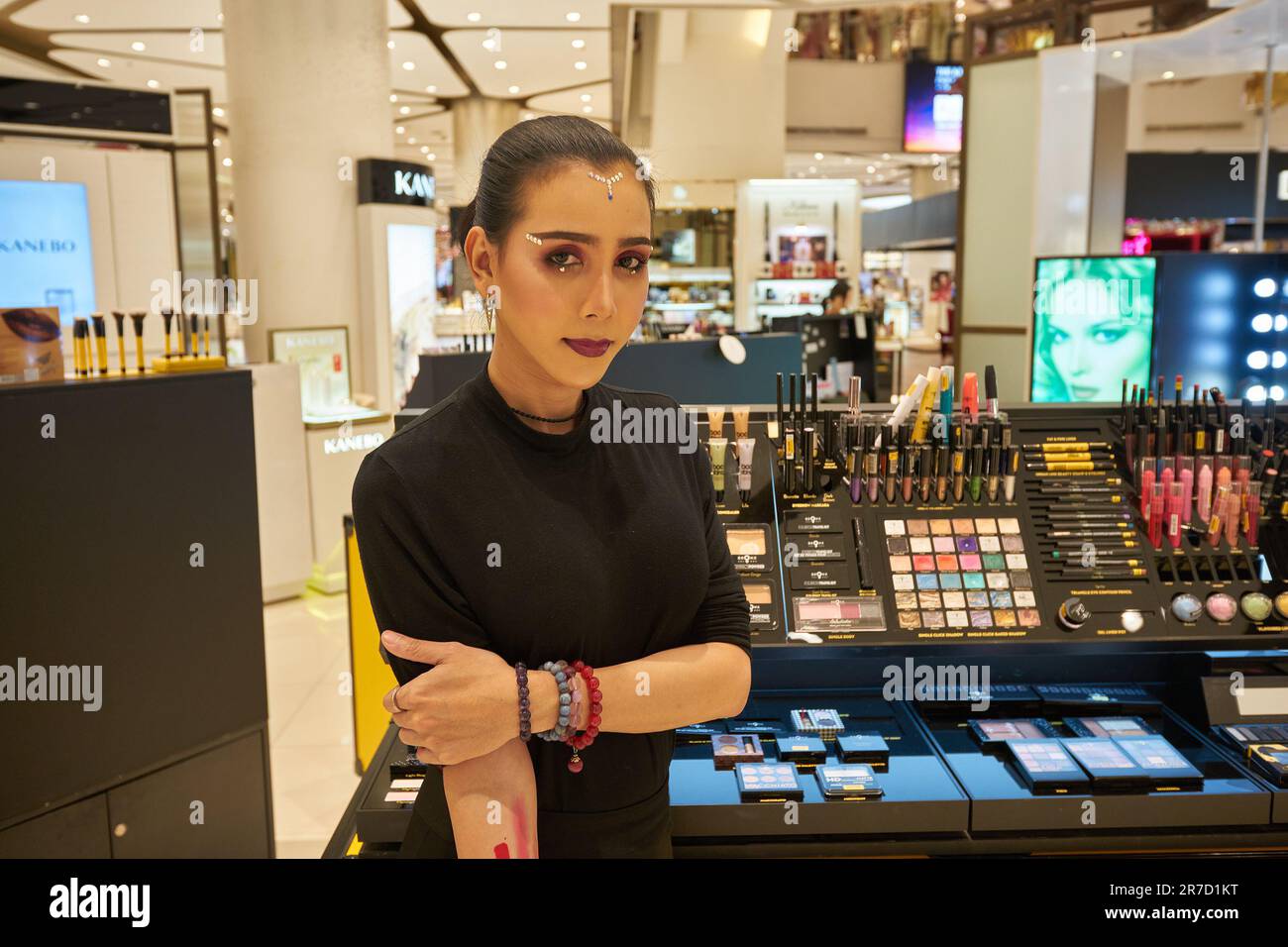 BANGKOK, THAILANDIA - CIRCA GENNAIO 2020: Ritratto al coperto dei colori Bronx make-up venditore di prodotti al centro commerciale Siam Paragon di Bangkok. Foto Stock