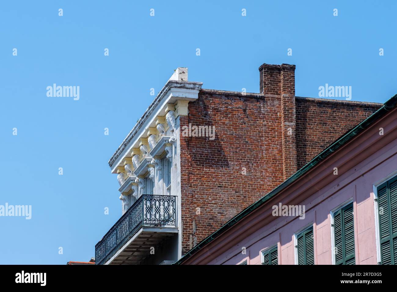 NEW ORLEANS, LA, USA - 9 GIUGNO 2023: Cima di un edificio storico in mattoni nel quartiere francese che mostra dettagli architettonici Foto Stock