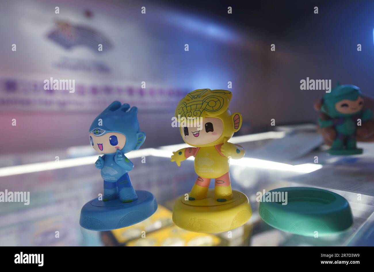 HANGZHOU, CINA - 15 GIUGNO 2023 - la gente timbra un timbro postale commemorativo in un negozio in franchising dei Giochi asiatici di Hangzhou, in provincia di Zhejiang Foto Stock