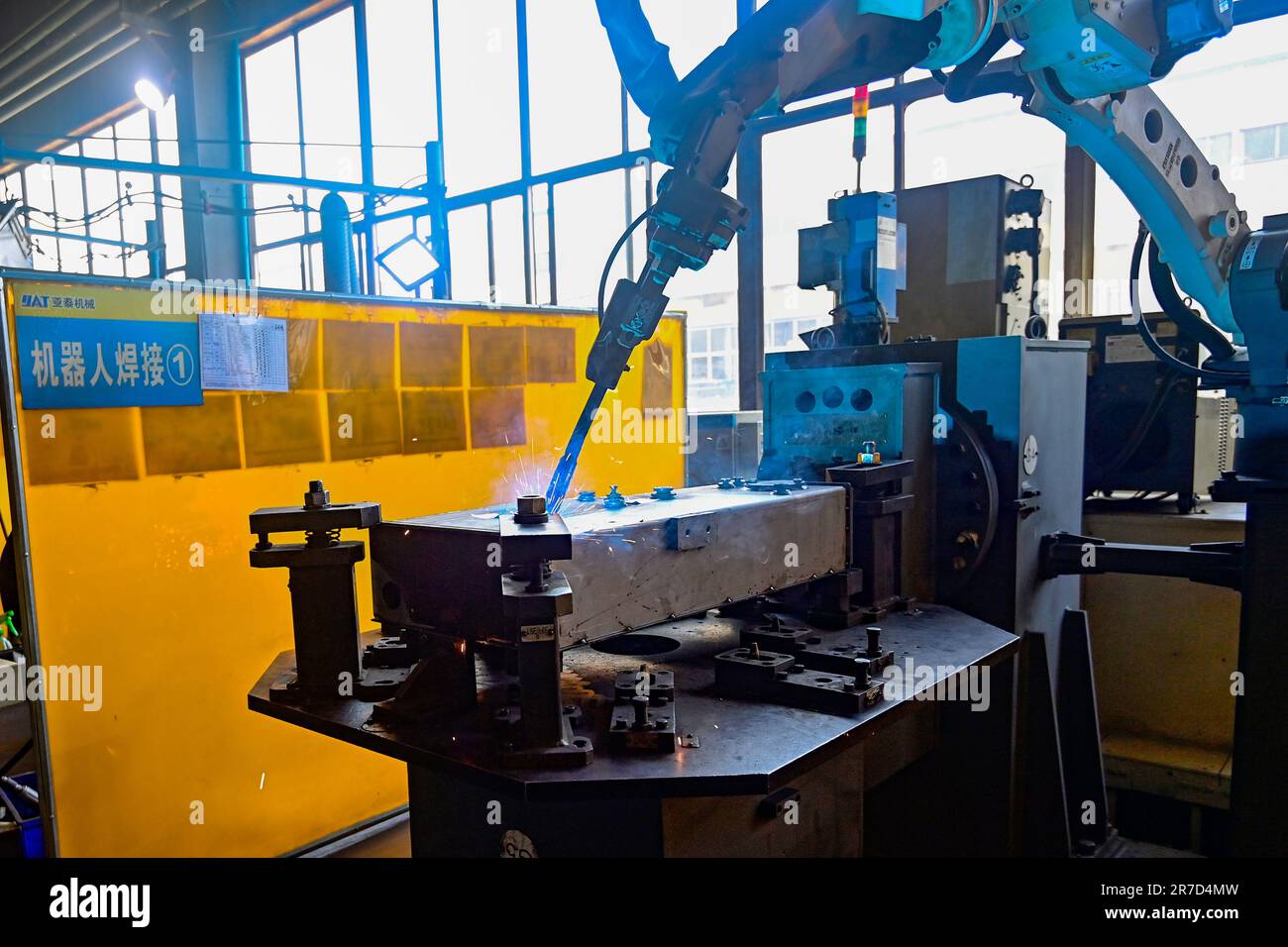 QINGZHOU, CINA - 15 GIUGNO 2023 - Un robot esegue le operazioni di saldatura nel workshop di produzione di un'impresa di produzione di attrezzature a Qingzhou Foto Stock