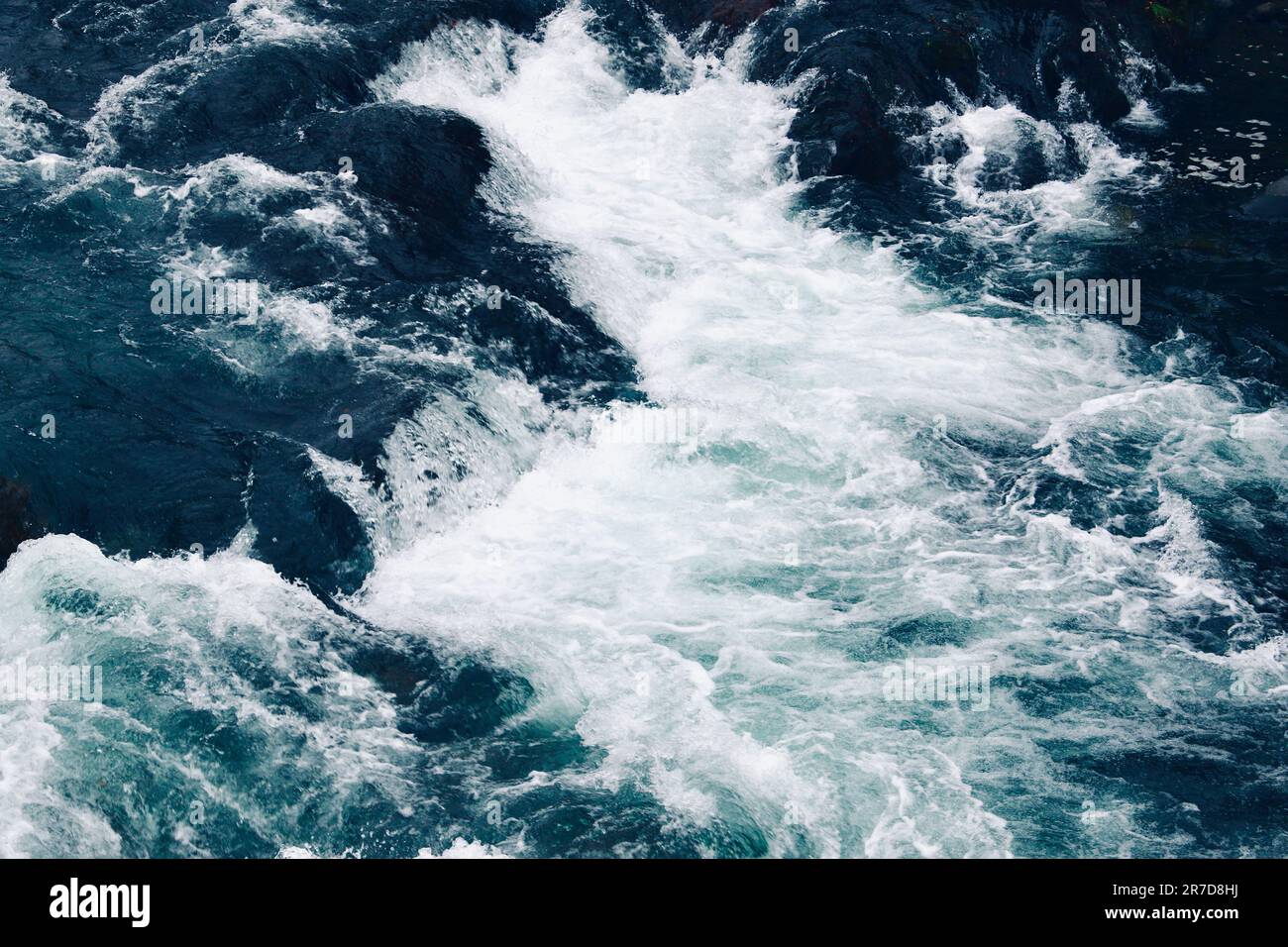 Rapide di acqua bianca e acqua blu bella Foto Stock
