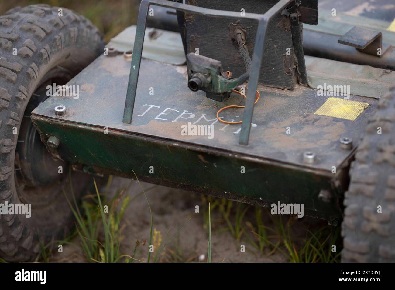 La sezione Men of the Artificial Intelligence (A.I.) dell'esercito ucraino, la 'unità TERMIT', mostra le attuali generazioni di droni tattici di terra che funzionano come armi anticarro, a Zhytomyr Oblast, il 29 maggio 2023. Essi stimano che questi strumenti in rapida evoluzione salvano la vita di 10-20 ucraini ciascuno. La loro gamma è classificata. (Foto di John Rudoff/Sipa USA) Credit: Sipa USA/Alamy Live News Foto Stock