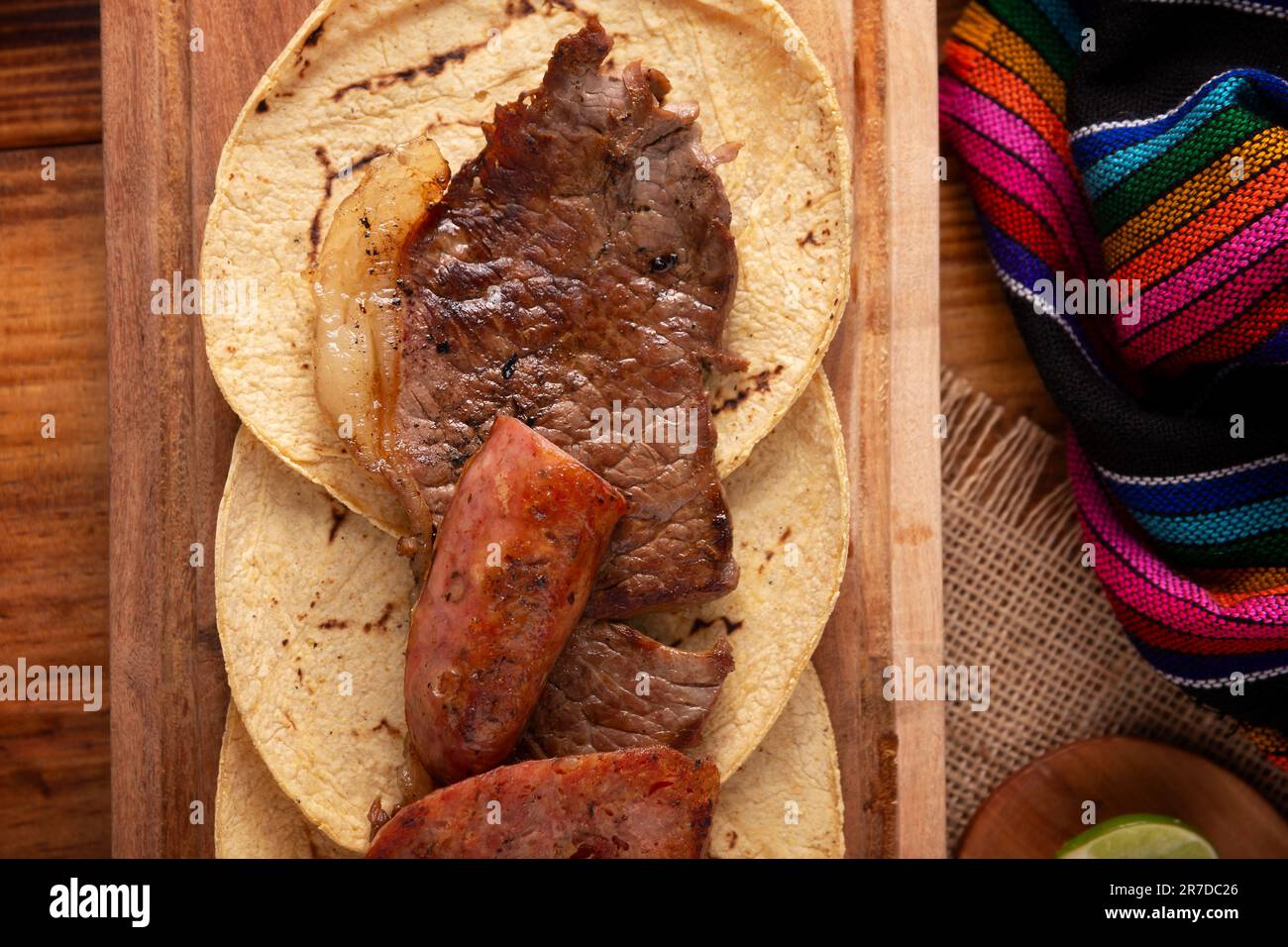 Taco campechano stile, Carne Asada. (Carne arrosto) e chorizo o longaniza, piatto molto popolare nel Messico settentrionale, chiamato anche Asado, Discada o Parrill Foto Stock