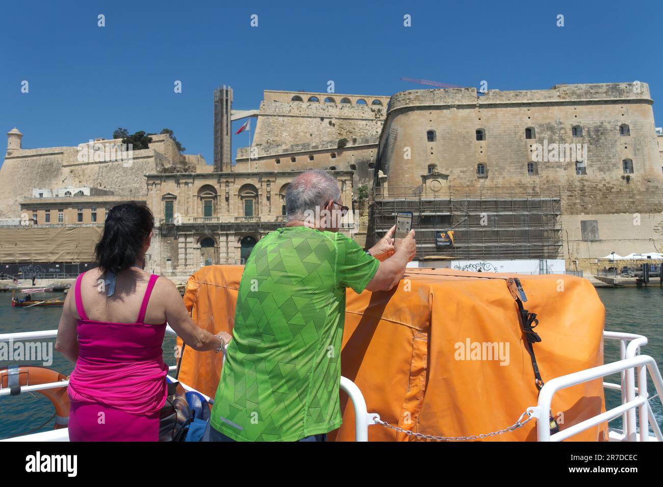 Uomo che fotografa il traghetto Lascaris a la Valletta, Malta Foto Stock