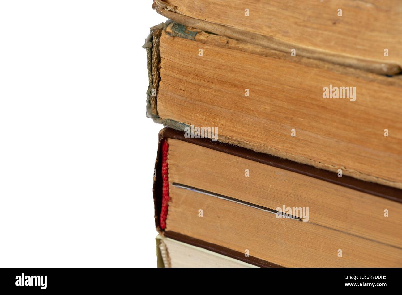 una pila di vecchi libri su uno sfondo isolato Foto Stock