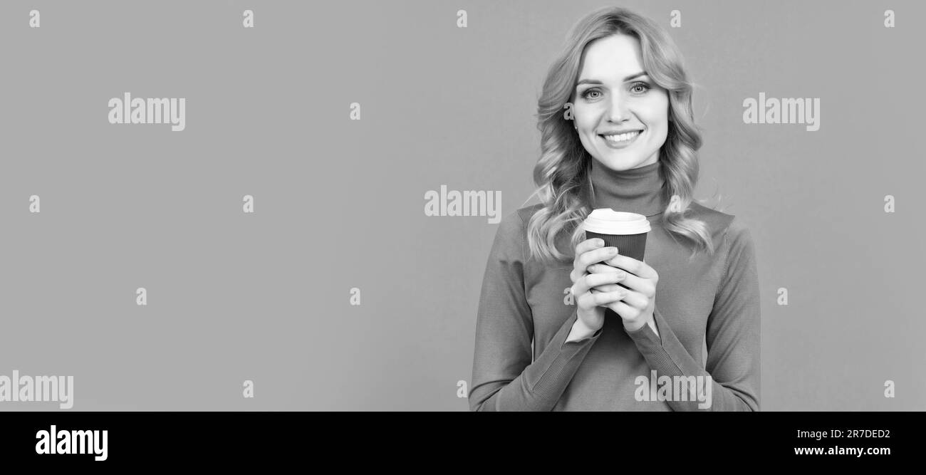 Buone vibrazioni. Ragazza felice tenere coppa sfondo grigio. Buongiorno. Prima colazione. Donna ritratto, banner intestazione isolato con spazio copia. Foto Stock