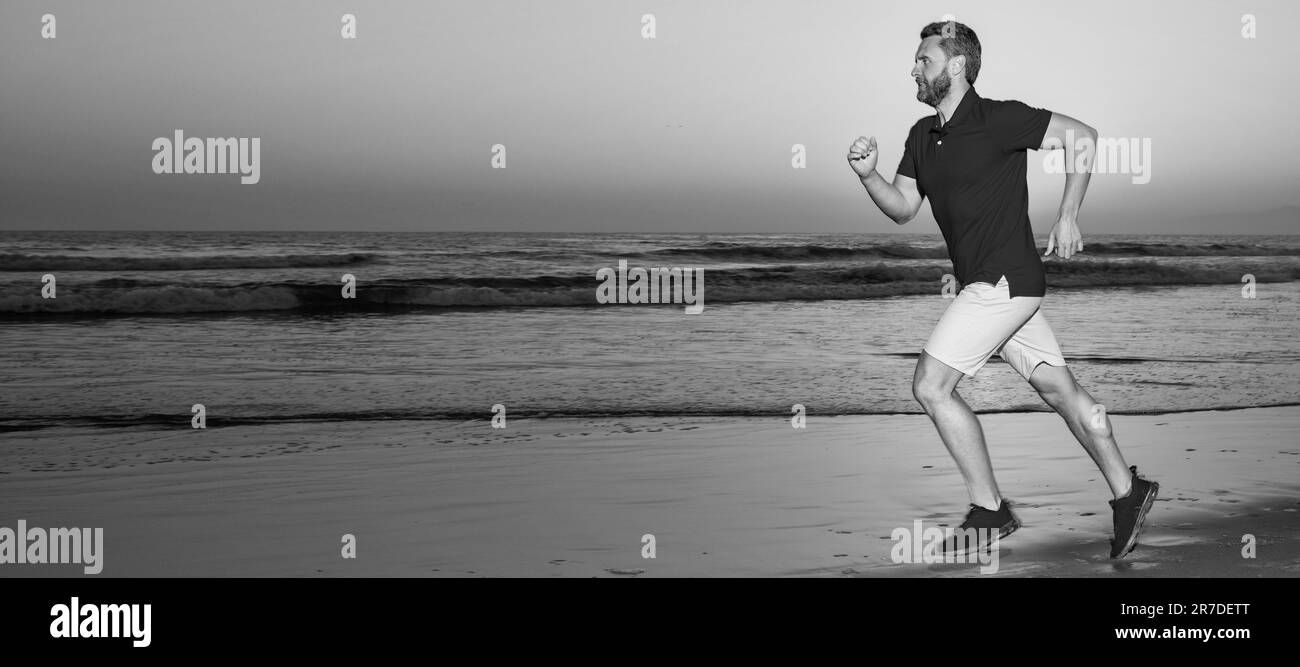 Uomo che corre e salta, banner con spazio copia. Resistenza Sbrigati. e resistenza. Sprinter attivo. Atleta sportivo correre veloce per vincere al tramonto. Foto Stock