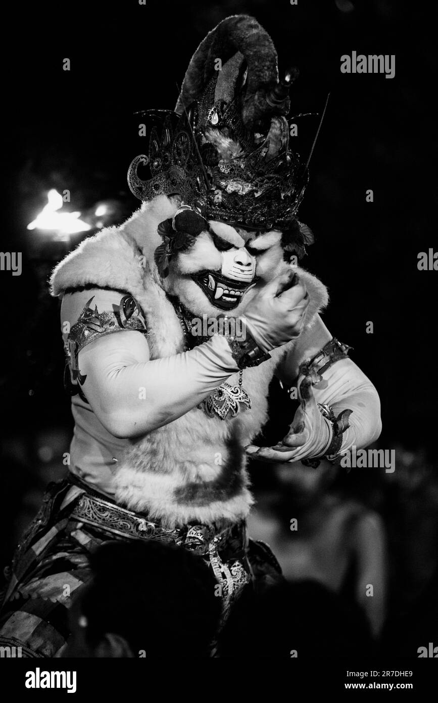 uluwatu, bali, indonesia - 10 giugno 2023: Spettacolo di danza kecak al tempio di uluwatu. Foto Stock