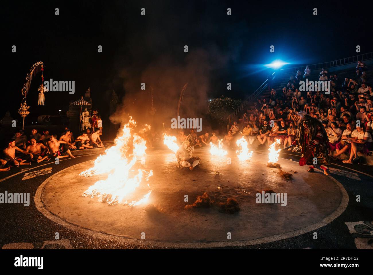 uluwatu, bali, indonesia - 10 giugno 2023: Spettacolo di danza kecak al tempio di uluwatu. Foto Stock