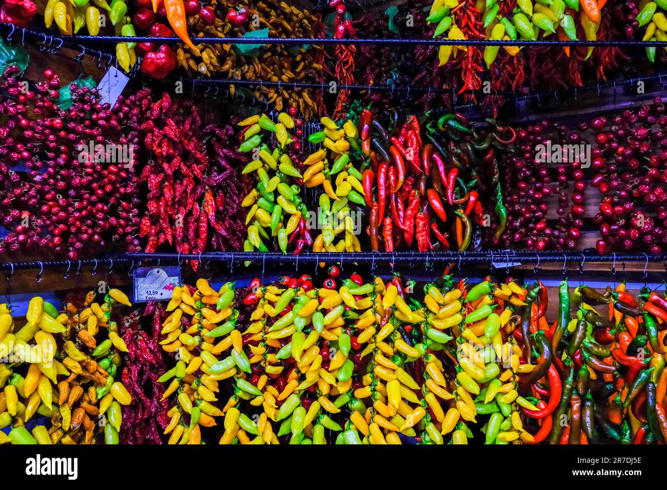 Raccolta di peperoni nel mercato di Madeira, Portogallo Foto Stock