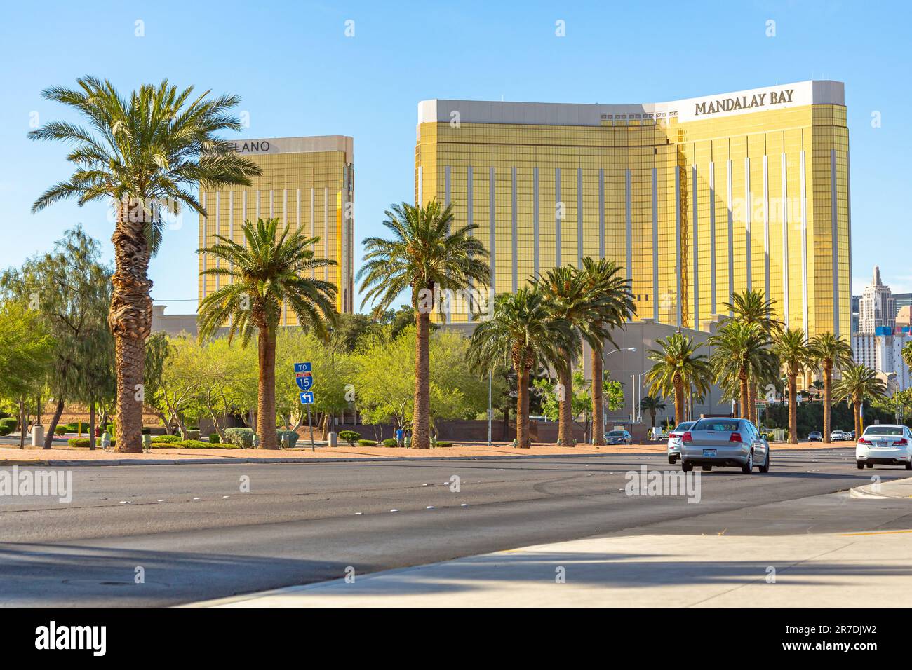 Las Vegas, Nevada - Aprile 2017: Mandalay Bay. Entrando a Las Vegas, Mandalay Bay è il primo hotel sul viale principale della città. La facciata dorata della Baia di Mandalay risplende nei raggi del sole. Foto Stock