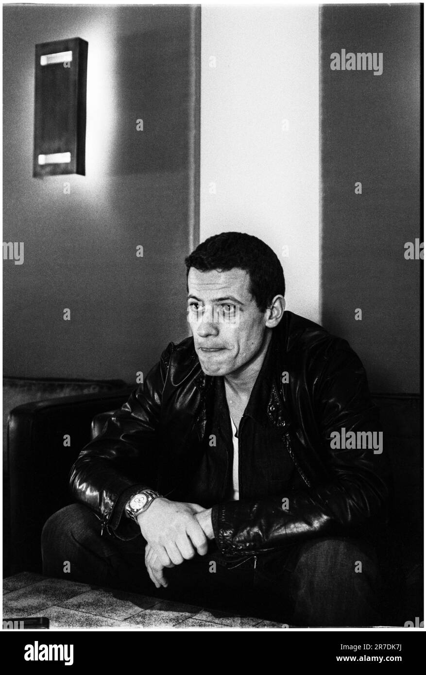 IOAN GRUFFUDD, ATTORE, 2001: Attore gallese Ioan Gruffudd al St David's Hotel di Cardiff nel maggio 2001. Ha una testa rasata per il suo ruolo nel film Black Hawk Down. Foto: Rob Watkins. INFO: Ioan Gruffudd è un attore gallese noto per le sue versatili performance cinematografiche e televisive. Ha guadagnato importanza per i ruoli in Horatio Hornblower, Fantastic Four e Liar. Nato nel 1973, la sua carriera mette in mostra talenti di diversi generi. Foto Stock