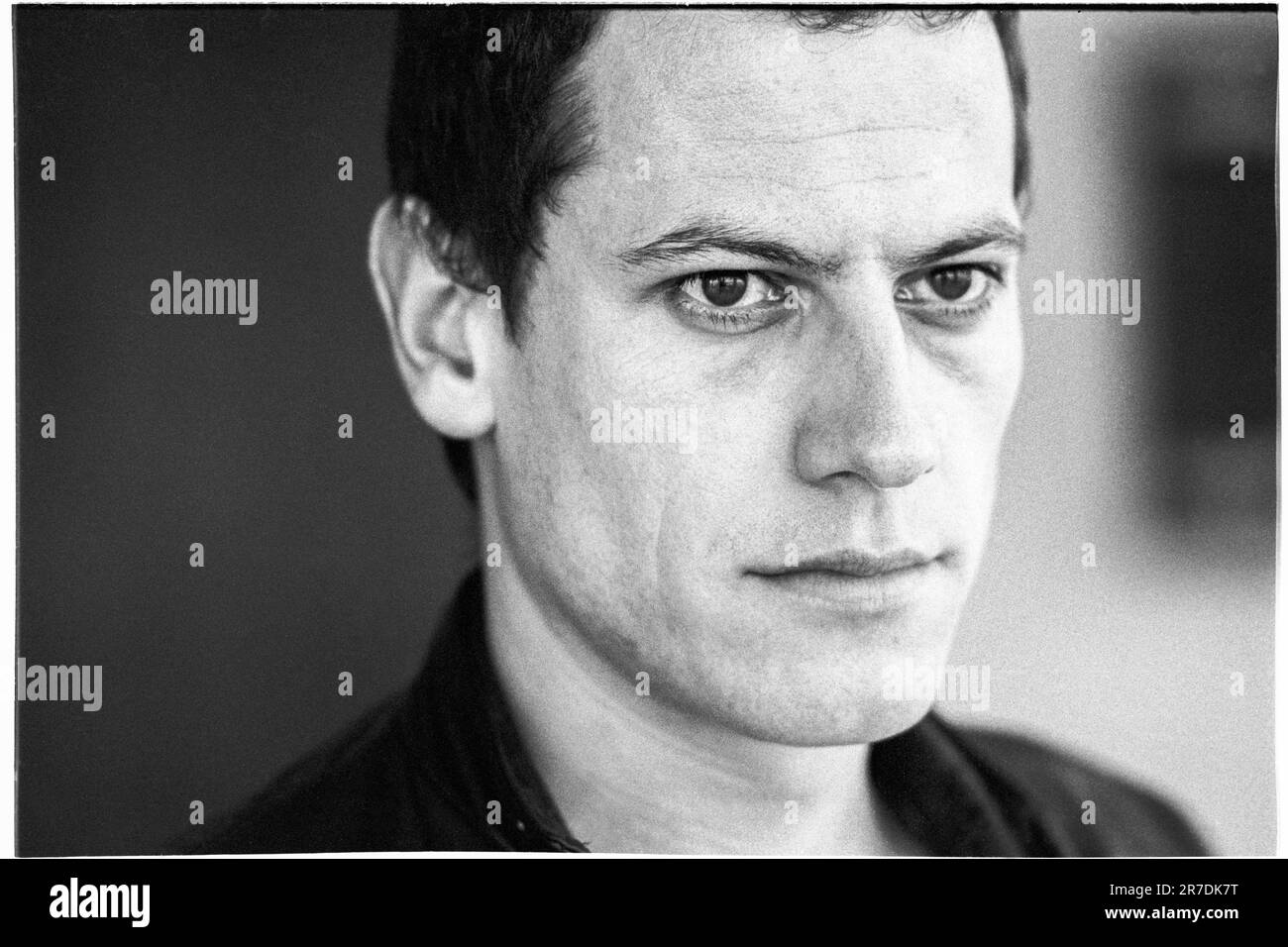 IOAN GRUFFUDD, ATTORE, 2001: Attore gallese Ioan Gruffudd al St David's Hotel di Cardiff nel maggio 2001. Ha una testa rasata per il suo ruolo nel film Black Hawk Down. Foto: Rob Watkins. INFO: Ioan Gruffudd è un attore gallese noto per le sue versatili performance cinematografiche e televisive. Ha guadagnato importanza per i ruoli in Horatio Hornblower, Fantastic Four e Liar. Nato nel 1973, la sua carriera mette in mostra talenti di diversi generi. Foto Stock