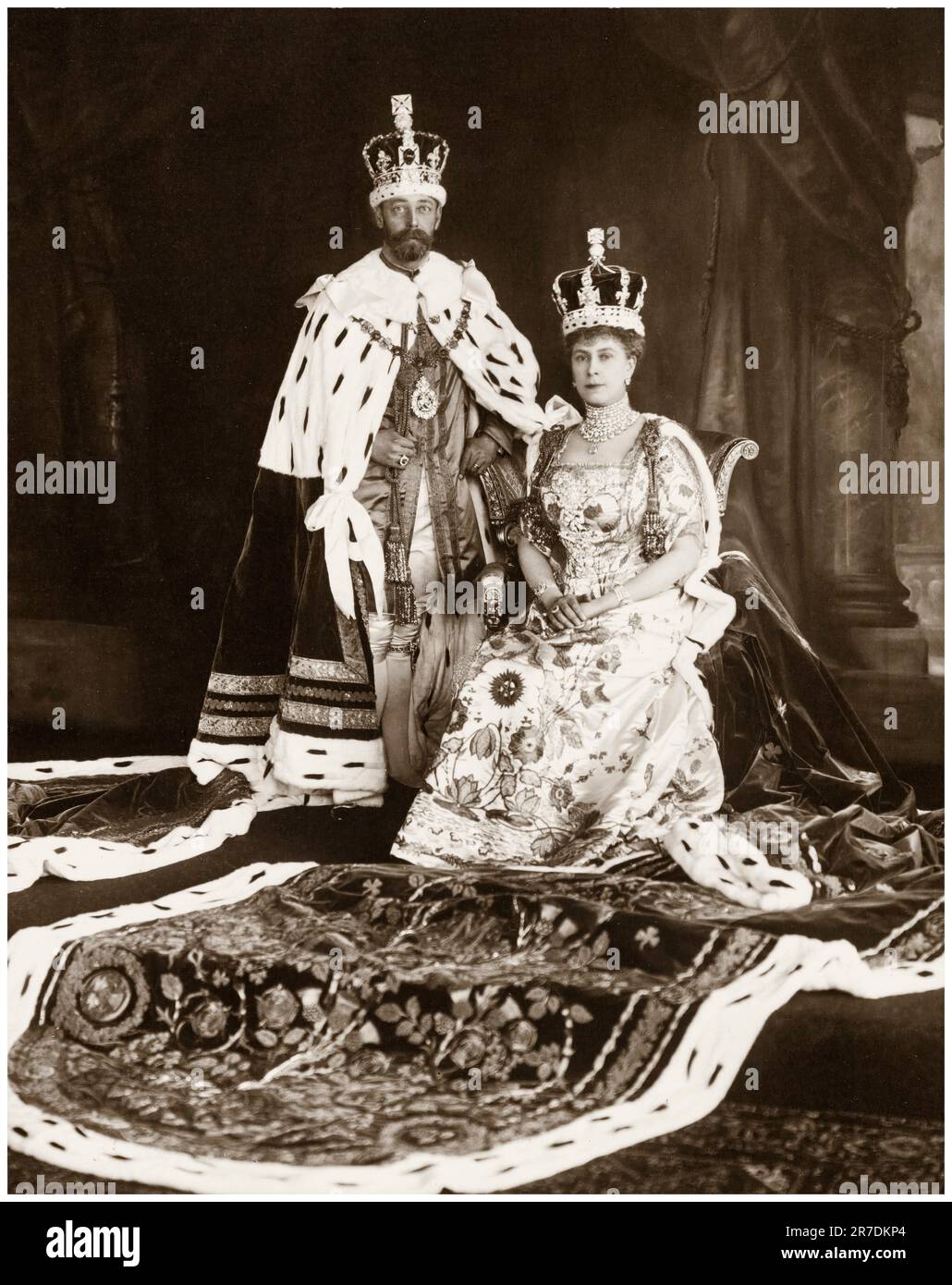 Ritratto di incoronazione di Re Giorgio V e Regina Maria del Regno Unito, incoronato il 22nd giugno 1911, ritratto di William Downey, 1911 Foto Stock