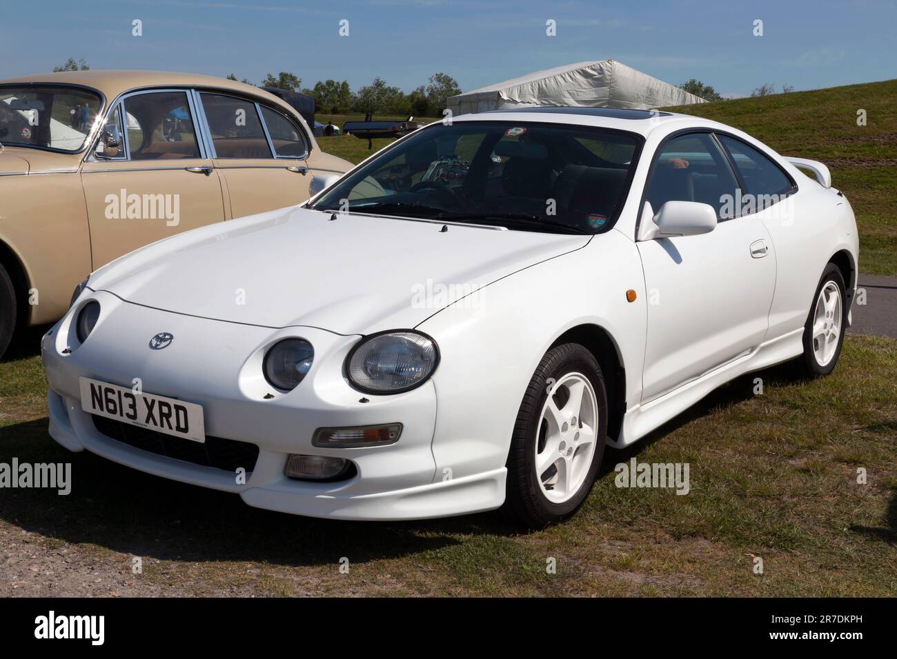 Vista frontale di tre quarti di una Toyota Celica bianca, 1996, in mostra al 2023° Deal Classic Car Show Foto Stock