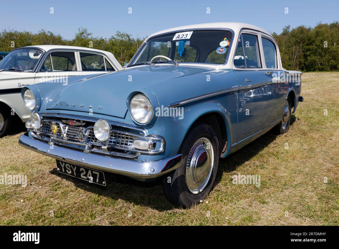 Vista frontale di tre quarti di una Blue, 1960, Hillman Minx, in mostra al Salone delle Auto classiche 2023 Deal Foto Stock