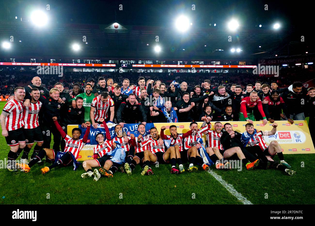 Foto del file datata 26-04-2023 di Sheffield United i giocatori e i membri dello staff festeggiano la promozione alla Premier League. Sheffield United ha dato il via alla loro stagione con una partita a casa contro Crystal Palace. Data di emissione: Giovedì 15 giugno 2023. Foto Stock