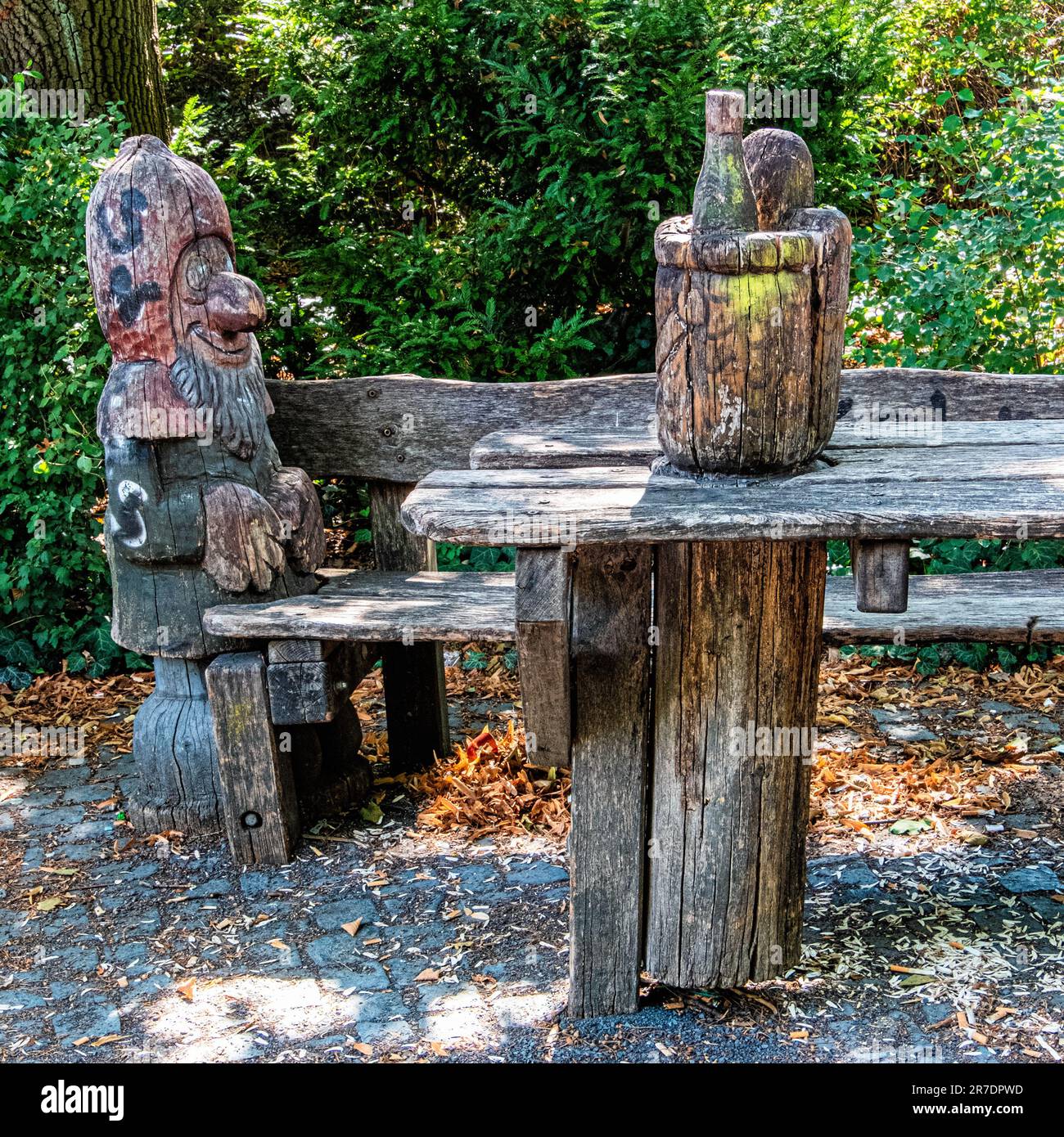 Scultura in legno sulla panchina del parco raffigura una fiaba al von der Schulenburg Park, Neukölln, Berlino Foto Stock