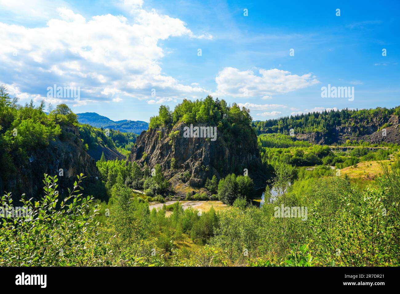 Cava di diabase Renaturata vicino a Wolfshagen, sulle montagne Harz. Sentiero escursionistico delle pietre nel Parco Nazionale di Harz. Vista della cava e del surro Foto Stock