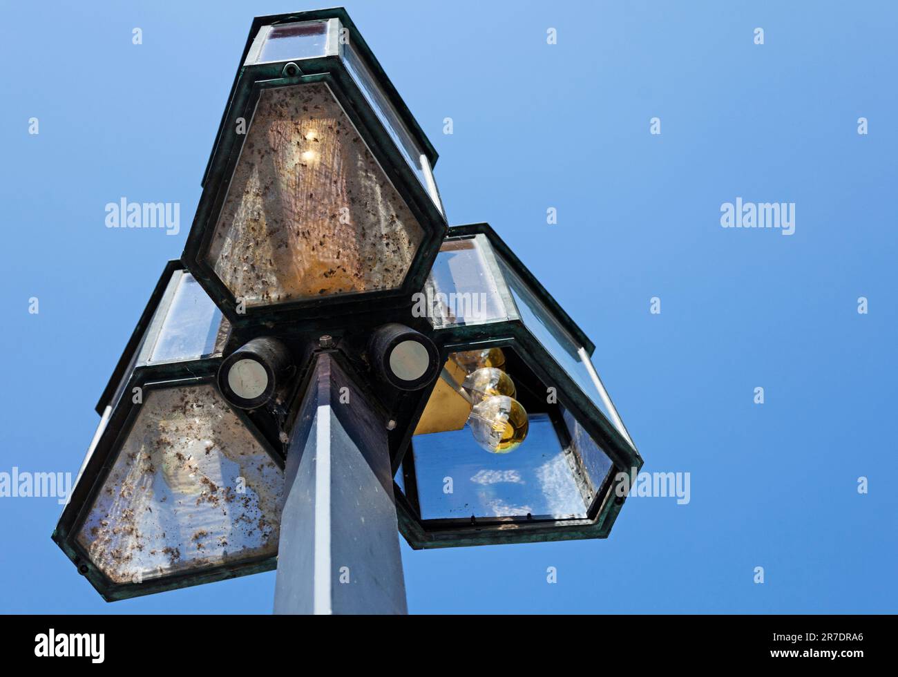 tre lampioni che formano un triangolo Foto Stock