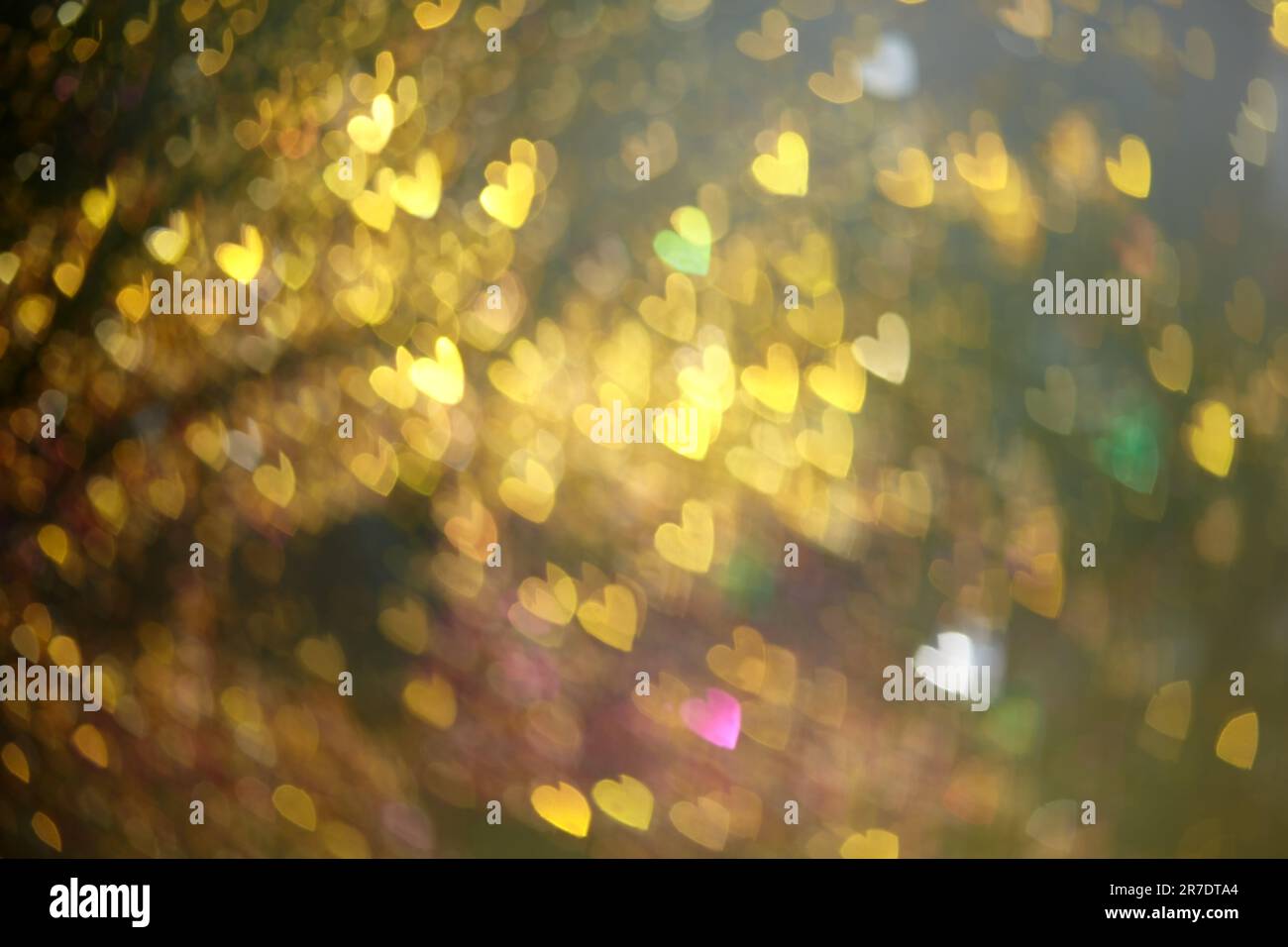 Astratto piccoli cuori flare sfondo sfocato.luce, concetto di speranza, astratto sfondo sfocato dalla natura con il sole bengala bruciante e cuore a forma di refl Foto Stock