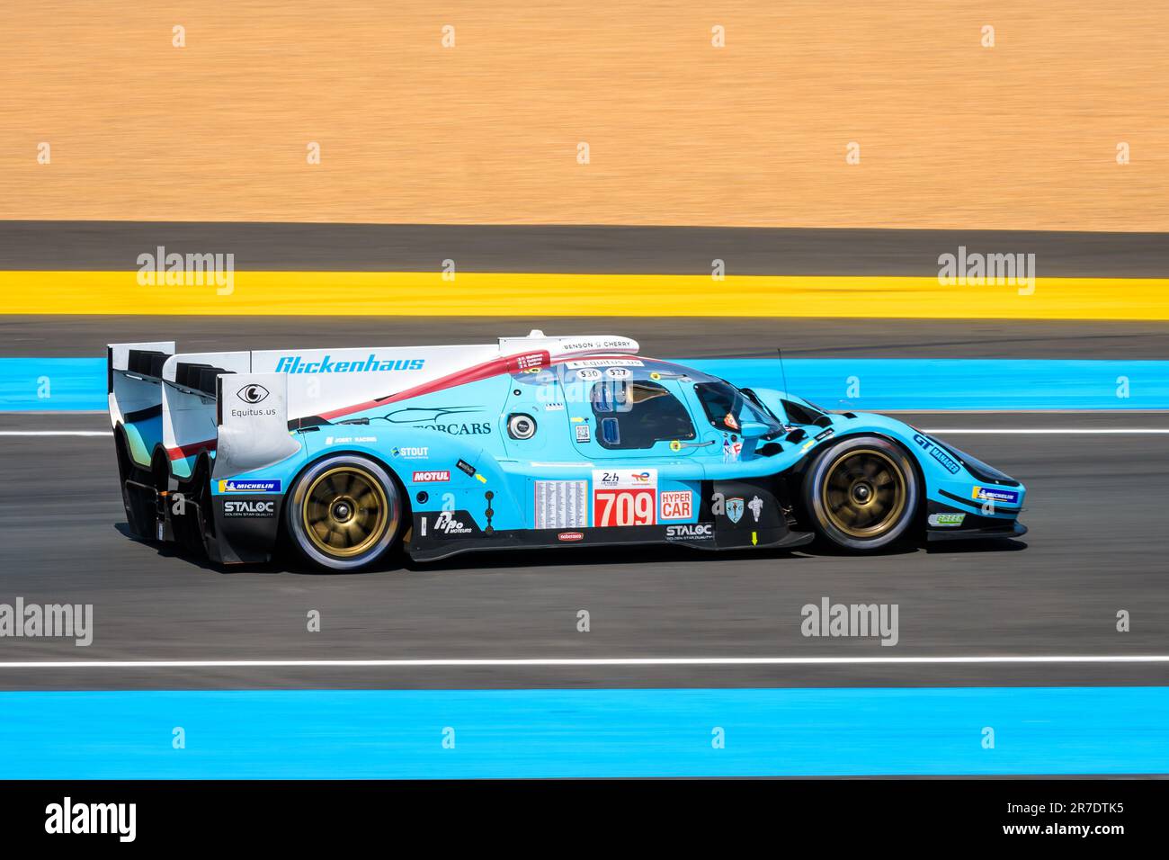 La monoposto di Glickenhaus 007 n. 709, del team Glickenhaus Racing, sul circuito di la Sarthe durante la 24 ore di le Mans. Foto Stock La monoposto di Glickenhaus 007 n. 709, del team Glickenhaus Racing, sul circuito di la Sarthe durante la 24 ore di le Mans. Foto Stock